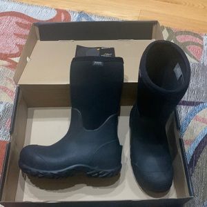 BOGS Mens waterproof insulated boots. Worn twice. Like new. Size 10